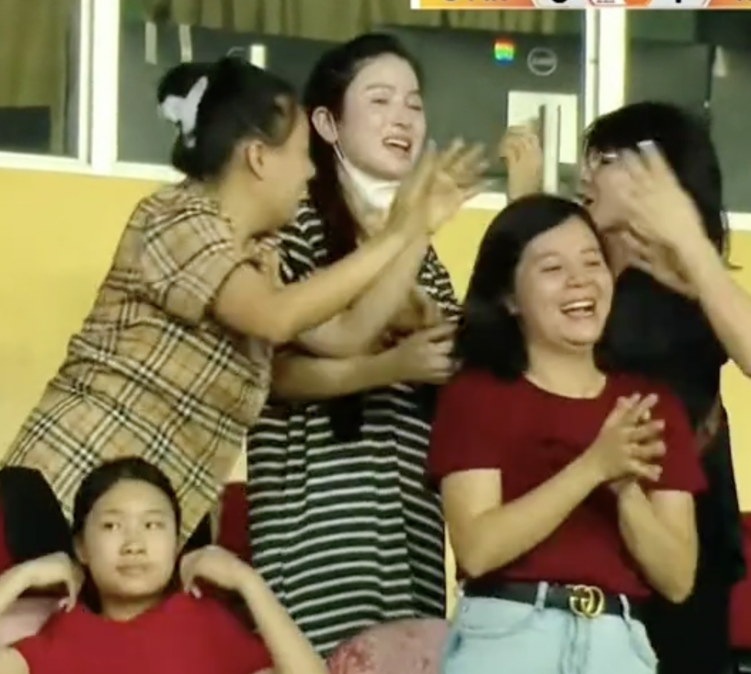 Viral khoảnh khắc Chu Thanh Huyền mếu máo ăn mừng khi Quang Hải ghi bàn- Ảnh 2. Viral khoảnh khắc Chu Thanh Huyền mếu máo ăn mừng khi Quang Hải ghi bàn- Ảnh 2.