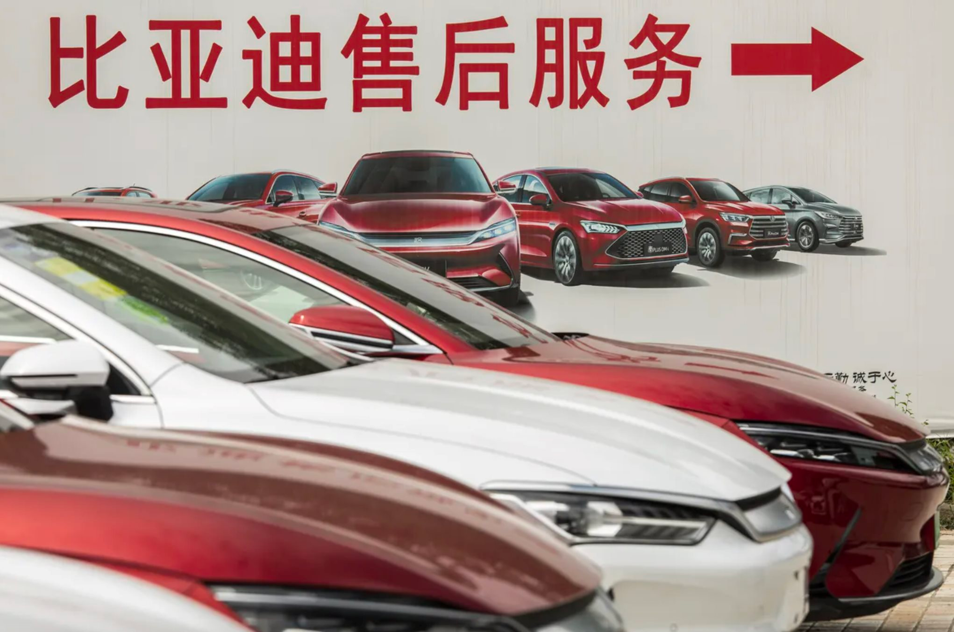 Hãng xe điện lớn nhất Trung Quốc bắt đầu lộ yếu điểm?: Cổ phiếu sụt 30% khiến 45 tỷ USD 'bốc hơi', các mẫu ô tô bị người mua chê 'cũ kỹ'- Ảnh 1.