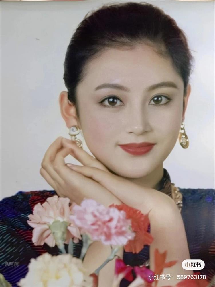 3 biểu tượng nhan sắc “bất biến” hàng đầu thế kỷ 21: Đến Lưu Diệc Phi, Angelababy đụng độ cũng phải "tắt điện"!- Ảnh 12. 3 biểu tượng nhan sắc “bất biến” hàng đầu thế kỷ 21: Đến Lưu Diệc Phi, Angelababy đụng độ cũng phải "tắt điện"!- Ảnh 12.