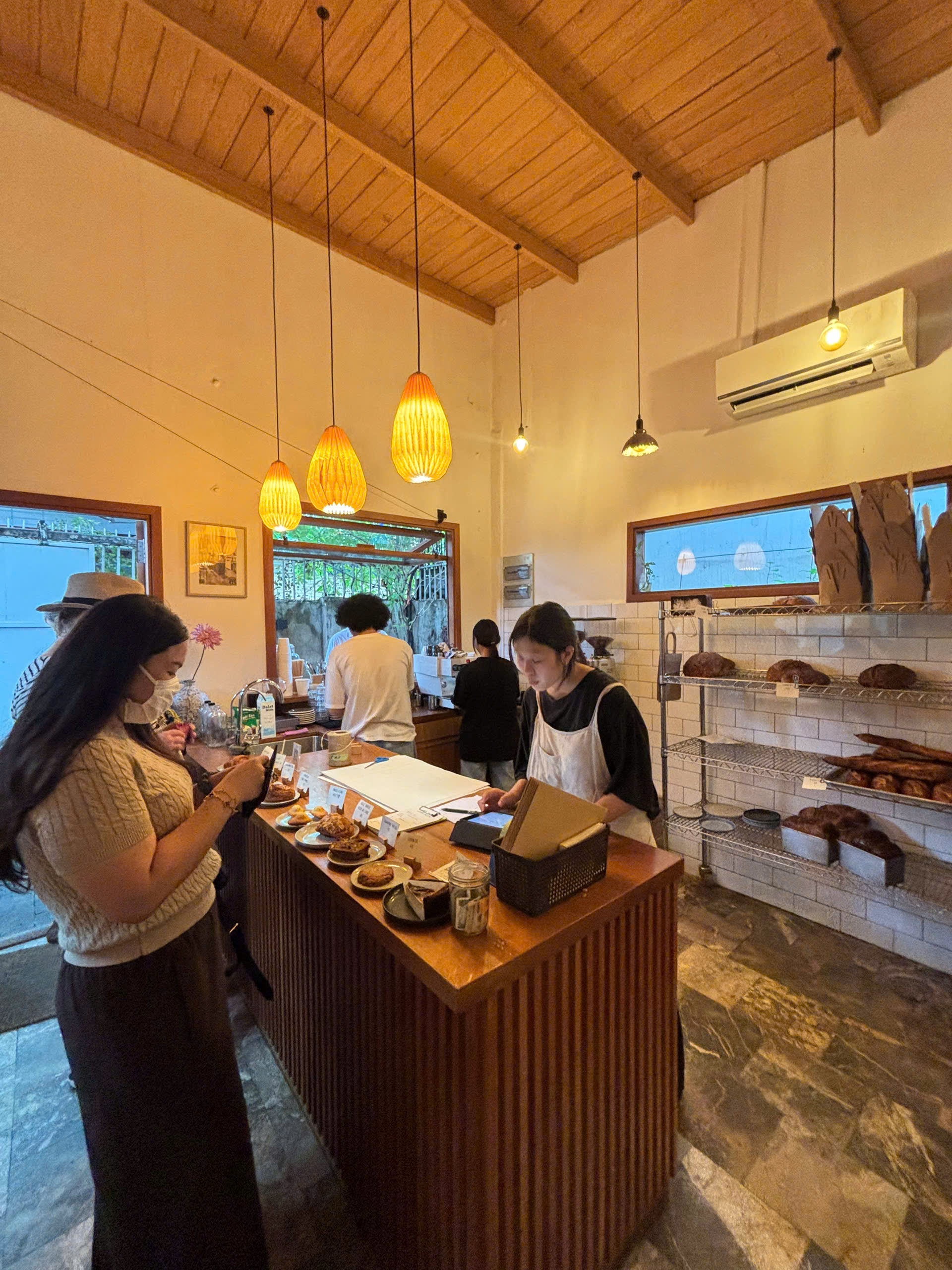 Tiệm bánh chảnh nhất Thảo Điền: Mở đúng 3 ngày, giá cao, khách đông đến nỗi WEAN LE cũng phải thất thểu ra về- Ảnh 9. Tiệm bánh chảnh nhất Thảo Điền: Mở đúng 3 ngày, giá cao, khách đông đến nỗi WEAN LE cũng phải thất thểu ra về- Ảnh 9.