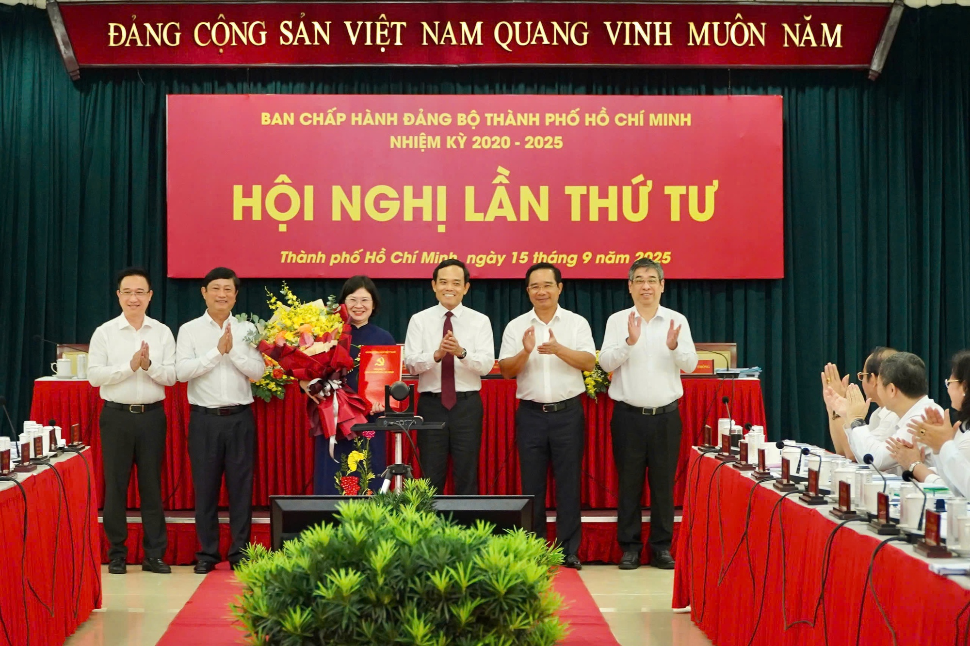 Bà Văn Thị Bạch Tuyết giữ chức Phó Bí thư Thành ủy TP HCM- Ảnh 2. Bà Văn Thị Bạch Tuyết giữ chức Phó Bí thư Thành ủy TP HCM- Ảnh 2.