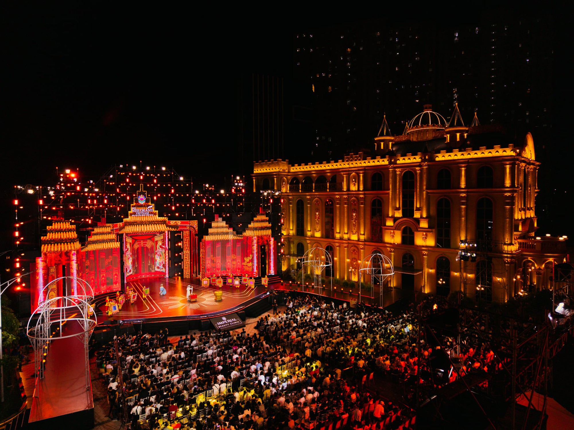 Hơn 2.000 người đổ về TP.HCM trong đêm, tạo nên cảnh tượng chưa từng có ở Miss Grand Vietnam- Ảnh 1.
