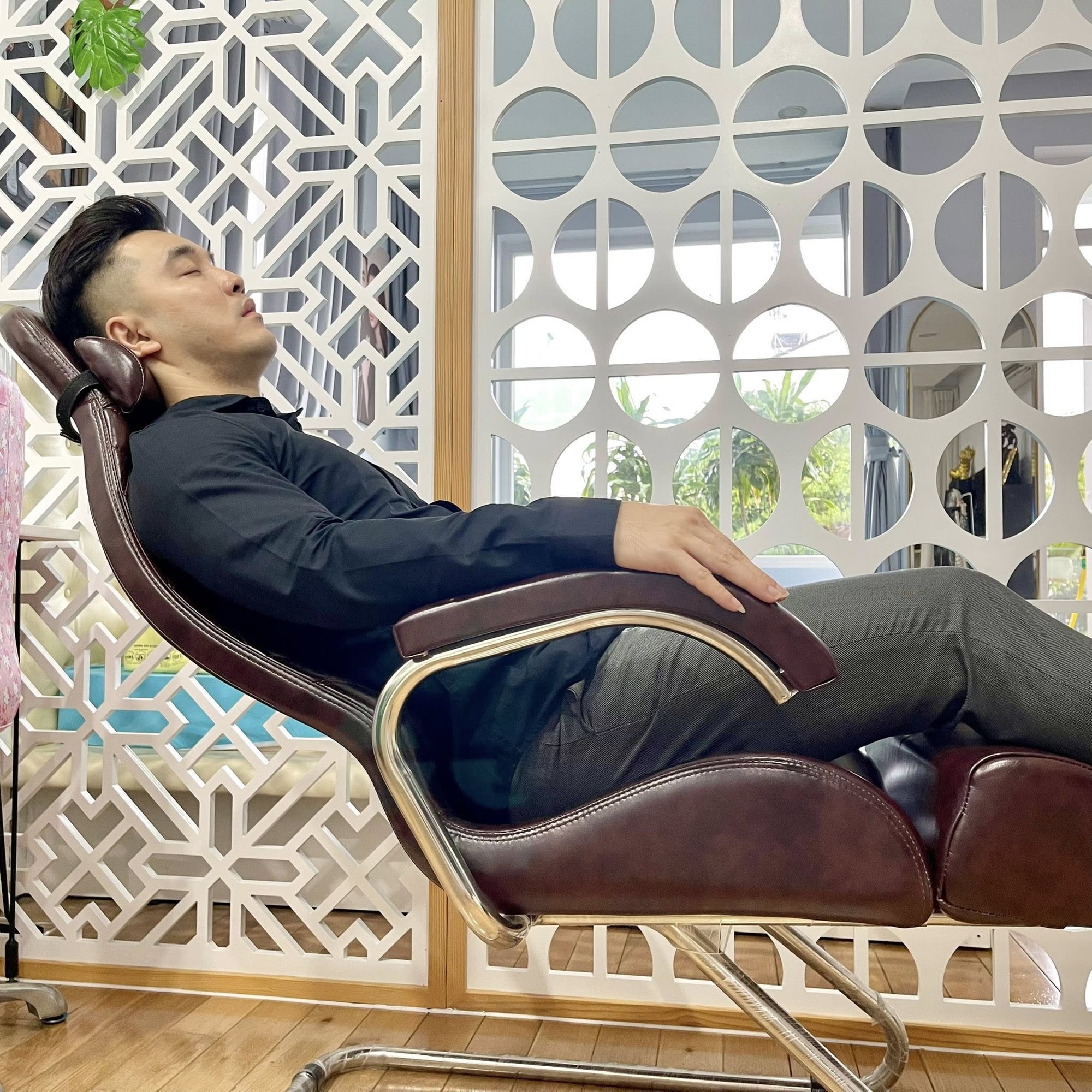 Nam ca sĩ có 3 căn nhà, vài miếng đất: Cưới vợ siêu mẫu có con riêng, 44 tuổi vẫn được mẹ chăm như em bé- Ảnh 2.