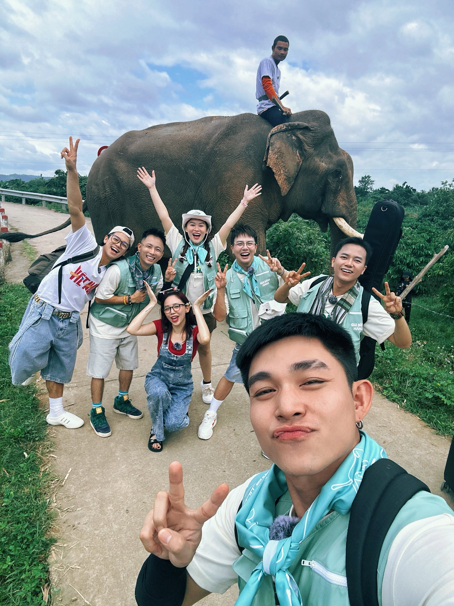Biểu cảm "khó đỡ" của các thành viên Gia đình Haha khi lần đầu thưởng thức đặc sản Tây Nguyên: "Khổ trước sướng sau", càng ăn càng cuốn!- Ảnh 8. Biểu cảm "khó đỡ" của các thành viên Gia đình Haha khi lần đầu thưởng thức đặc sản Tây Nguyên: "Khổ trước sướng sau", càng ăn càng cuốn!- Ảnh 8.
