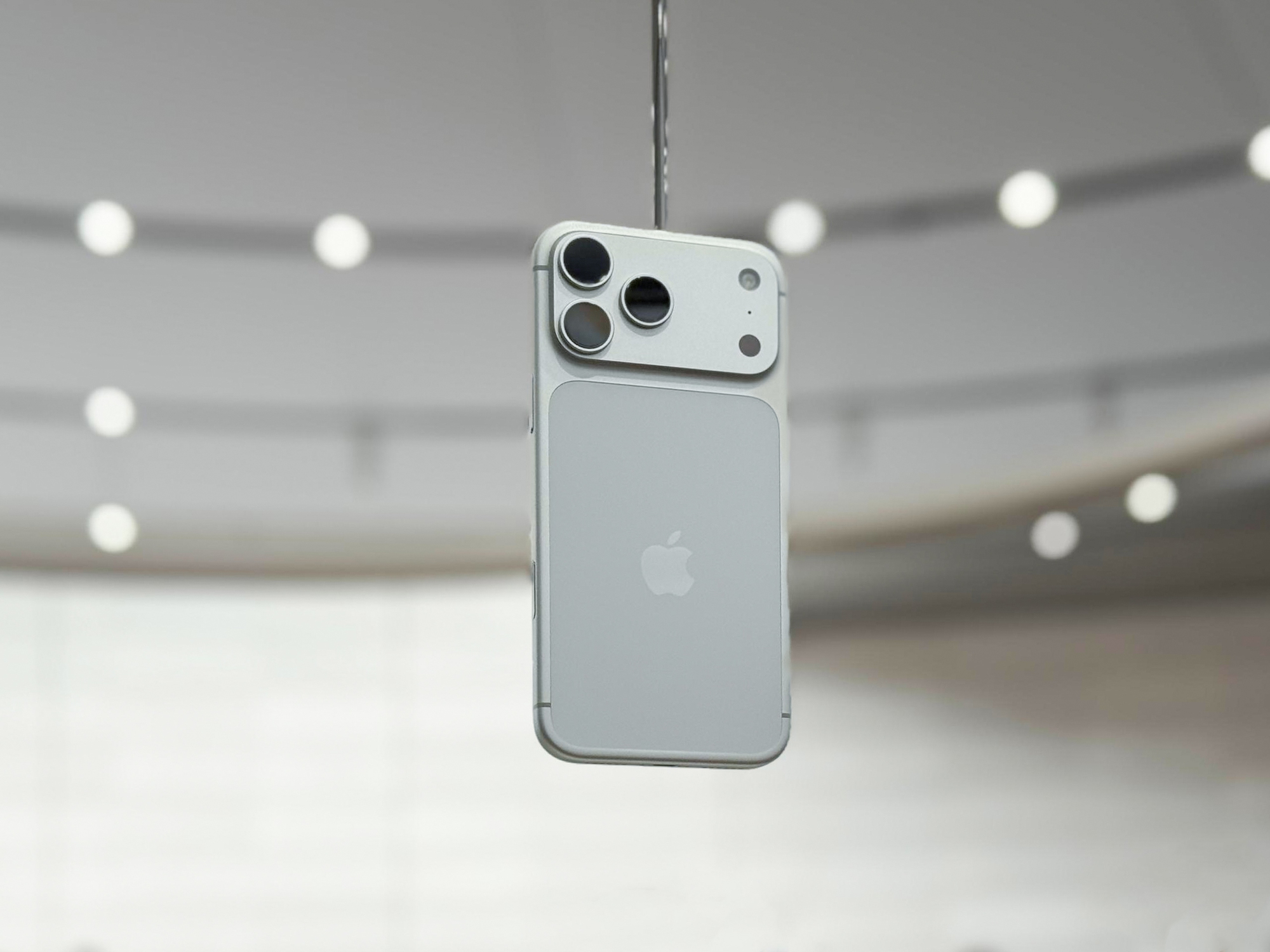 iPhone 17 Pro bạc "sốt" chẳng kém gì cam: Mỗi năm có thêm màu mới "team màu bạc" chưa lung lay bao giờ!- Ảnh 3. iPhone 17 Pro bạc "sốt" chẳng kém gì cam: Mỗi năm có thêm màu mới "team màu bạc" chưa lung lay bao giờ!- Ảnh 3.