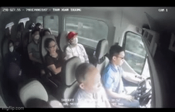 Khoảnh khắc đâm xe liên hoàn, xe khách văng khỏi đường: Nhiều người bị thương nằm la liệt trên cao tốc- Ảnh 1.