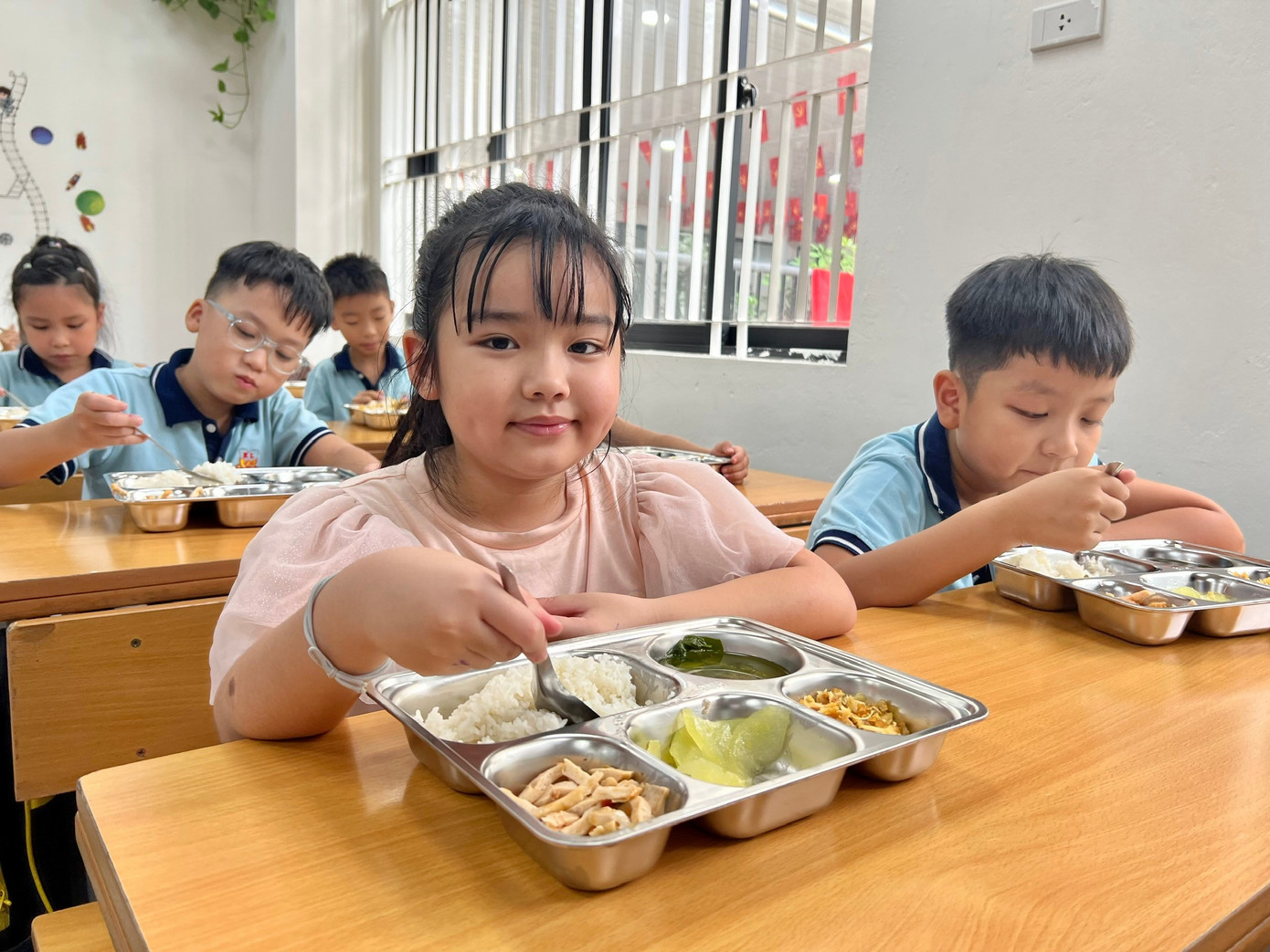 Dạy học 2 buổi/ngày: Phụ huynh ‘khổ vì đón con’, trường loay hoay tìm giải pháp- Ảnh 1.