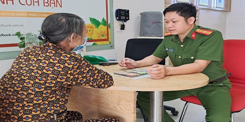 Vừa chuyển khoản thành công 16 triệu đồng cho con gái, người phụ nữ U70 tại Hà Nội liền báo công an- Ảnh 1. Vừa chuyển khoản thành công 16 triệu đồng cho con gái, người phụ nữ U70 tại Hà Nội liền báo công an- Ảnh 1.