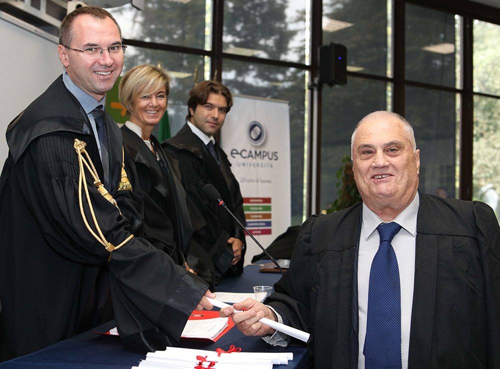 Người có nhiều bằng cấp nhất thế giới- Ảnh 5.