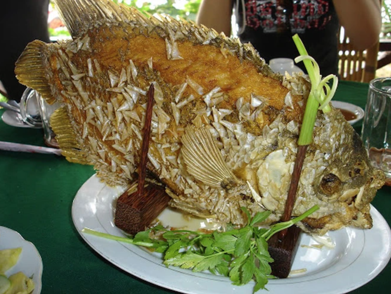Cảnh tượng chiên cá nguyên vảy khiến nhiều người "nổi gai ốc", không ngờ lại là đặc sản độc đáo ở miền Tây- Ảnh 4.