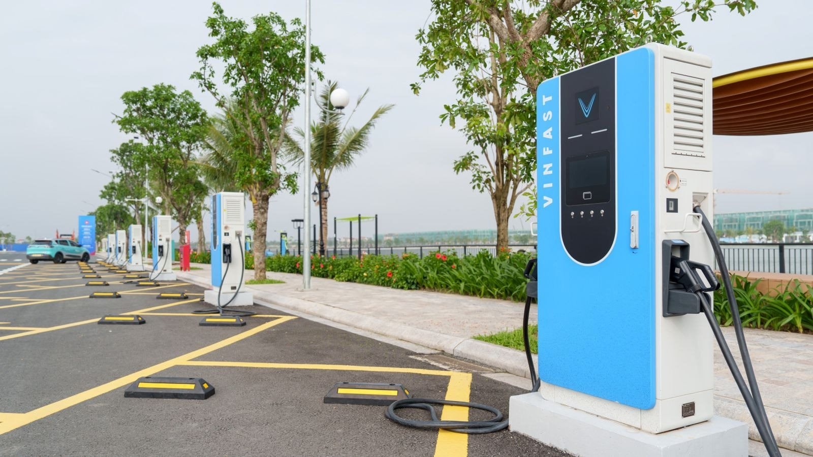 Trạm sạc xe điện 1.200 cổng lớn chưa từng có của tỷ phú Phạm Nhật Vượng tại công trình Top 10 thế giới- Ảnh 3.