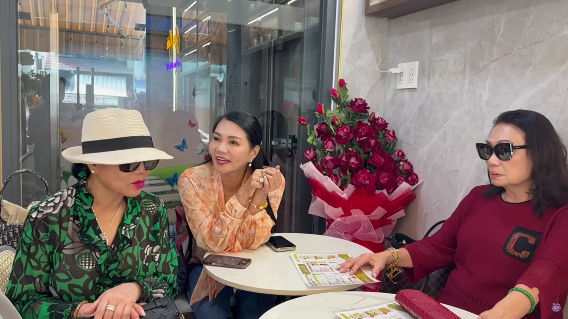 Thanh Tuyền thăm nhà mặt tiền TP.HCM 50 tỷ của con dâu, rút thẳng 100 USD cho 1 người- Ảnh 1.