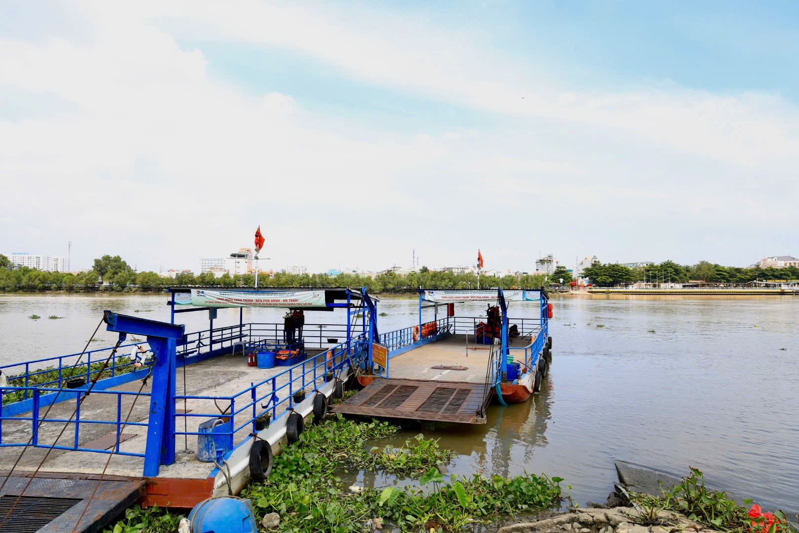 Cầu Bình Triệu ùn tắc, phà Bình Quới vẫn nằm chờ- Ảnh 1.