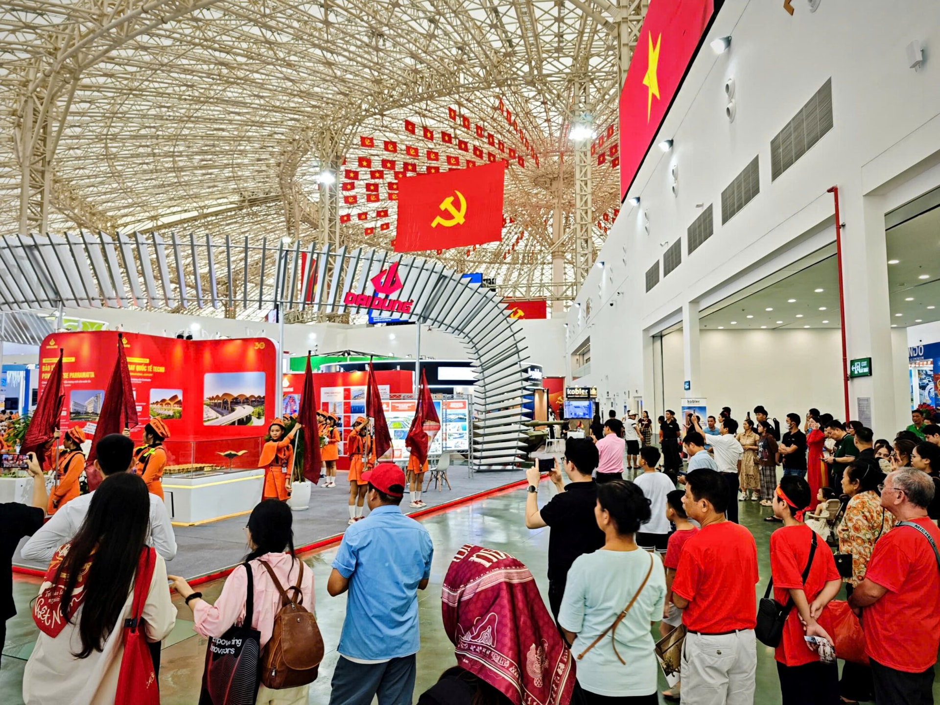Thủ tướng khen vòm thép lớn nhất hành tinh do Đại Dũng thực hiện: Tốc độ thần tốc trong 10 tháng thay vì 2 năm, tôi rất tâm đắc và xúc động- Ảnh 2.