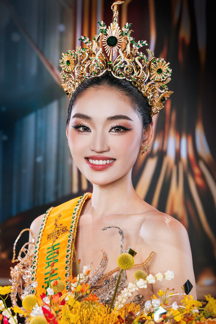 Hoa hậu Việt trước khi đăng quang: Người phục vụ nhà hàng, người làm osin- Ảnh 1. Hoa hậu Việt trước khi đăng quang: Người phục vụ nhà hàng, người làm osin- Ảnh 1.