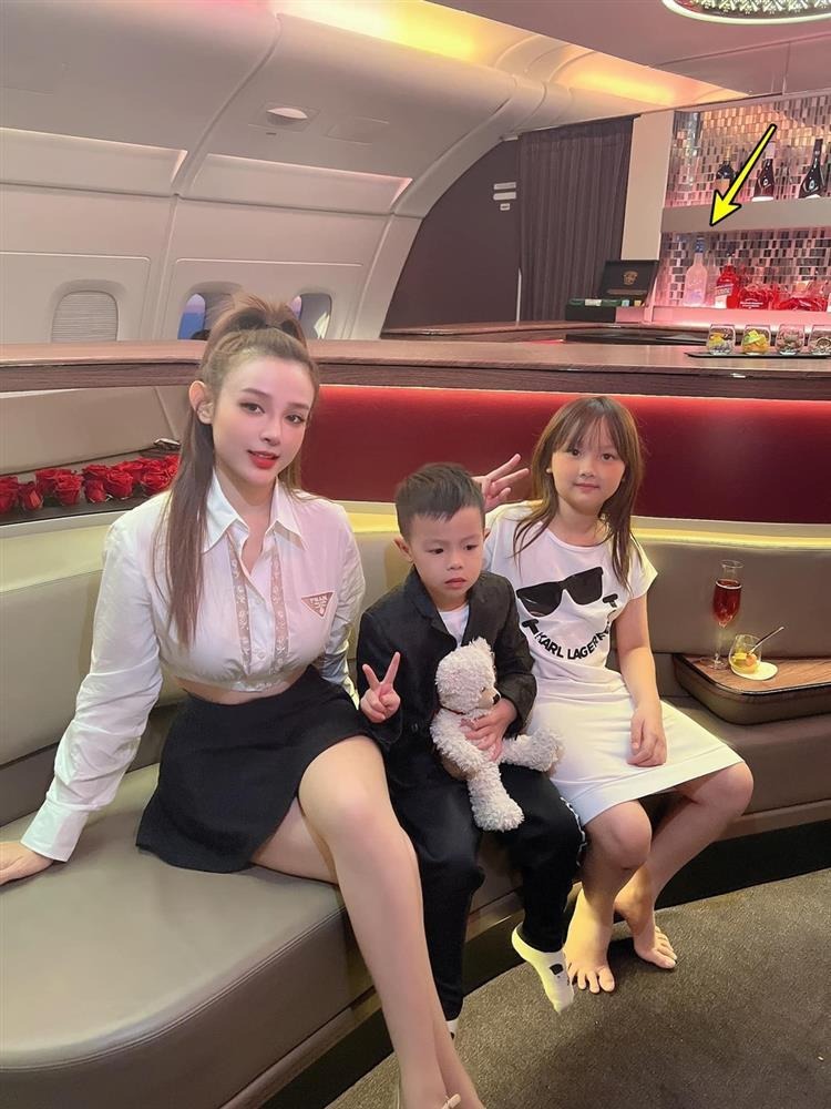 Hot girl Vbiz từ bỏ hào quang, lấy chồng đại gia, sống trong biệt thự trăm tỷ, U40 nhìn như chị gái của con trai- Ảnh 3. Hot girl Vbiz từ bỏ hào quang, lấy chồng đại gia, sống trong biệt thự trăm tỷ, U40 nhìn như chị gái của con trai- Ảnh 3.