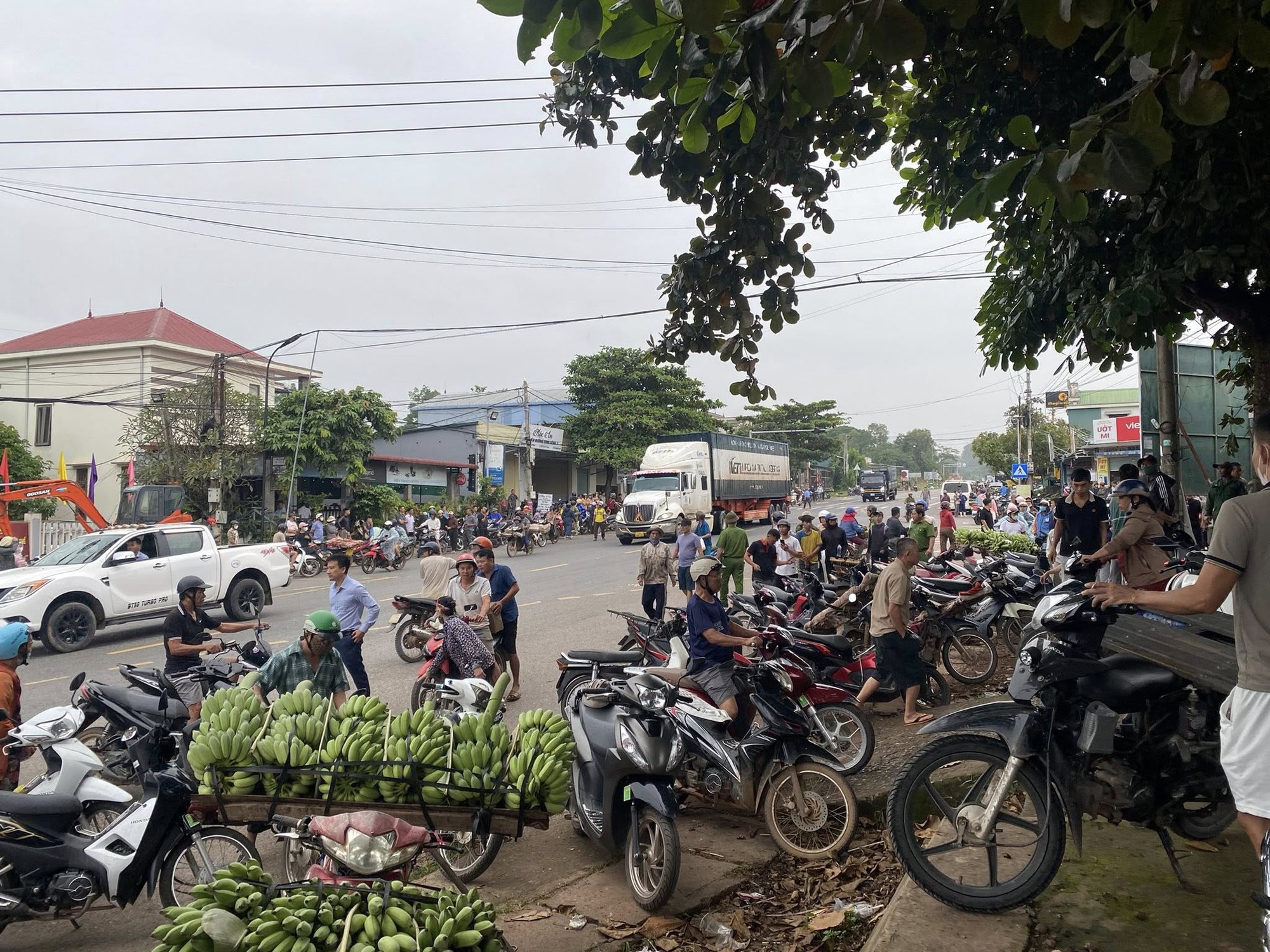 Hiện trường kinh hoàng vụ xe tải lao vào chợ, ít nhất 3 người chết, nhiều người bị thương- Ảnh 7. Hiện trường kinh hoàng vụ xe tải lao vào chợ, ít nhất 3 người chết, nhiều người bị thương- Ảnh 7.