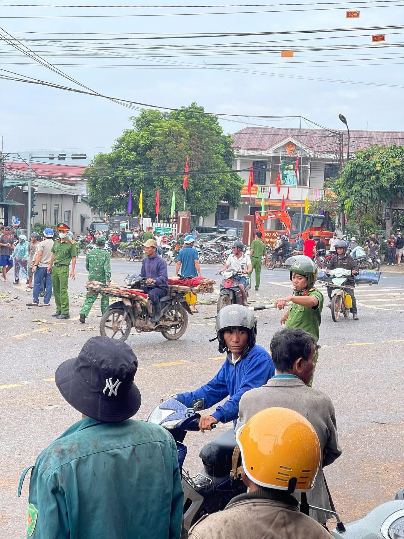 Hiện trường kinh hoàng vụ xe tải lao vào chợ, ít nhất 3 người chết, nhiều người bị thương- Ảnh 5. Hiện trường kinh hoàng vụ xe tải lao vào chợ, ít nhất 3 người chết, nhiều người bị thương- Ảnh 5.