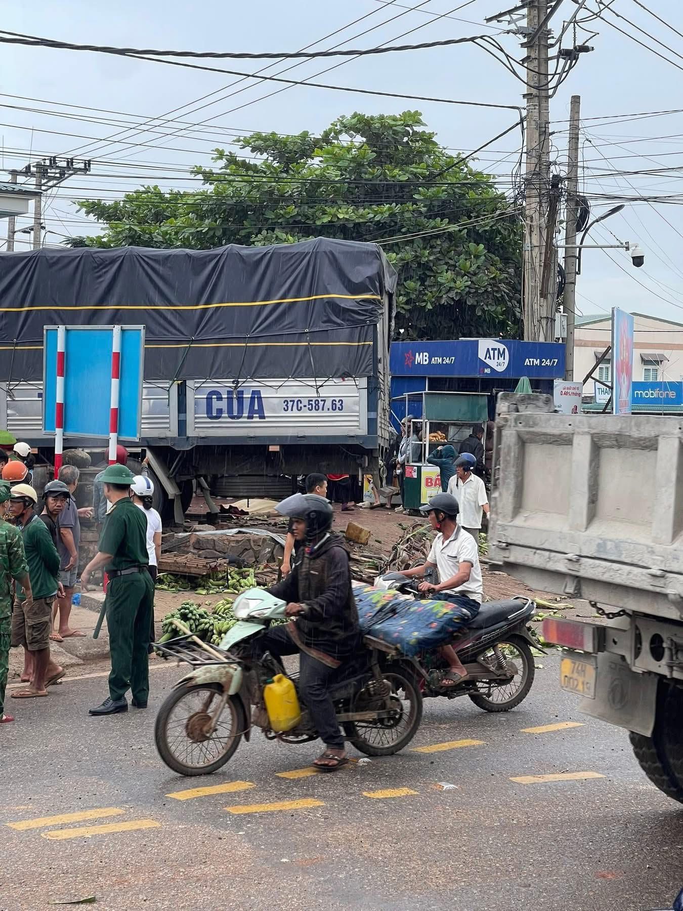 Hiện trường kinh hoàng vụ xe tải lao vào chợ, ít nhất 3 người chết, nhiều người bị thương- Ảnh 4. Hiện trường kinh hoàng vụ xe tải lao vào chợ, ít nhất 3 người chết, nhiều người bị thương- Ảnh 4.