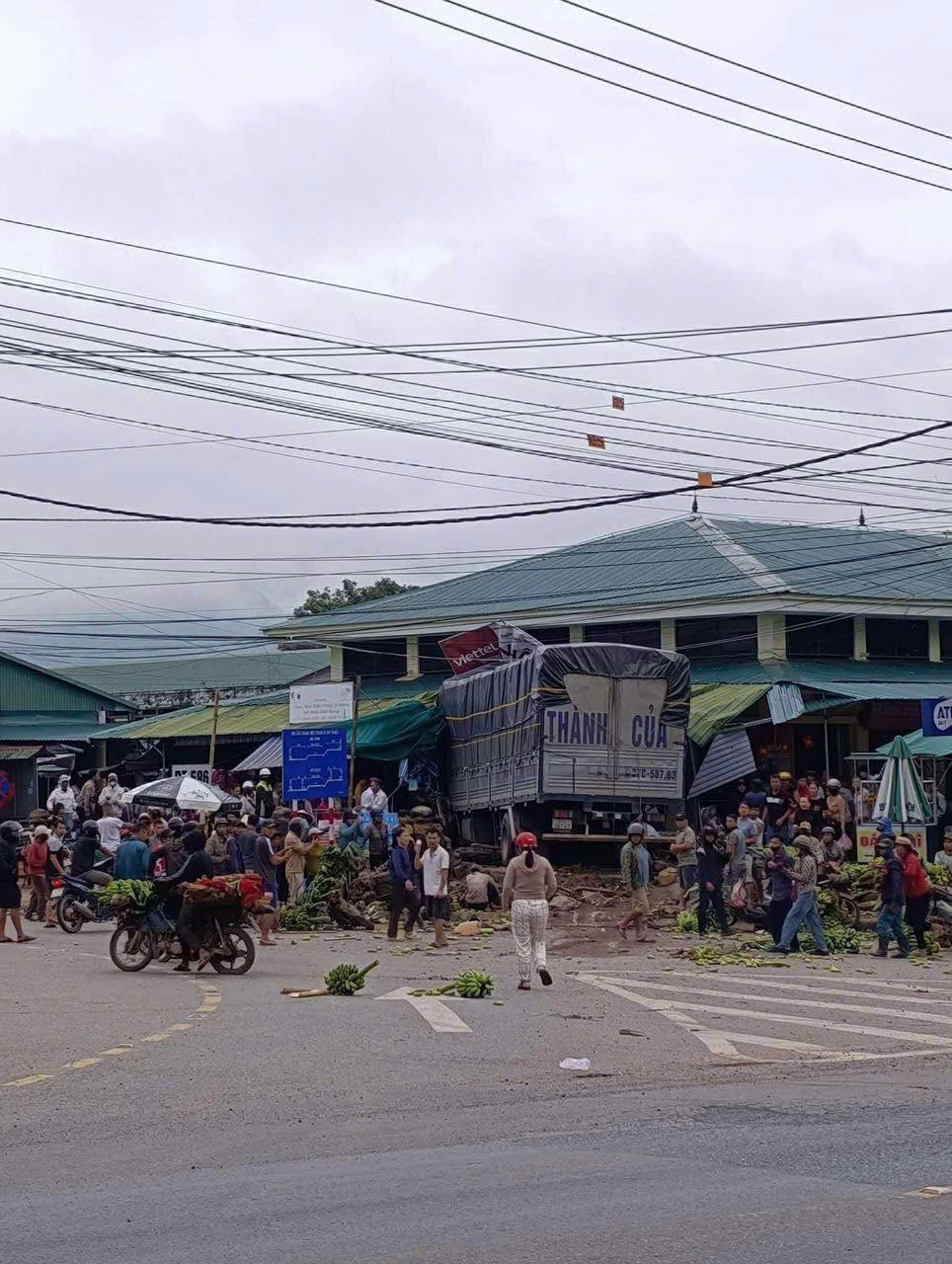 Hiện trường kinh hoàng vụ xe tải lao vào chợ, ít nhất 3 người chết, nhiều người bị thương- Ảnh 6. Hiện trường kinh hoàng vụ xe tải lao vào chợ, ít nhất 3 người chết, nhiều người bị thương- Ảnh 6.
