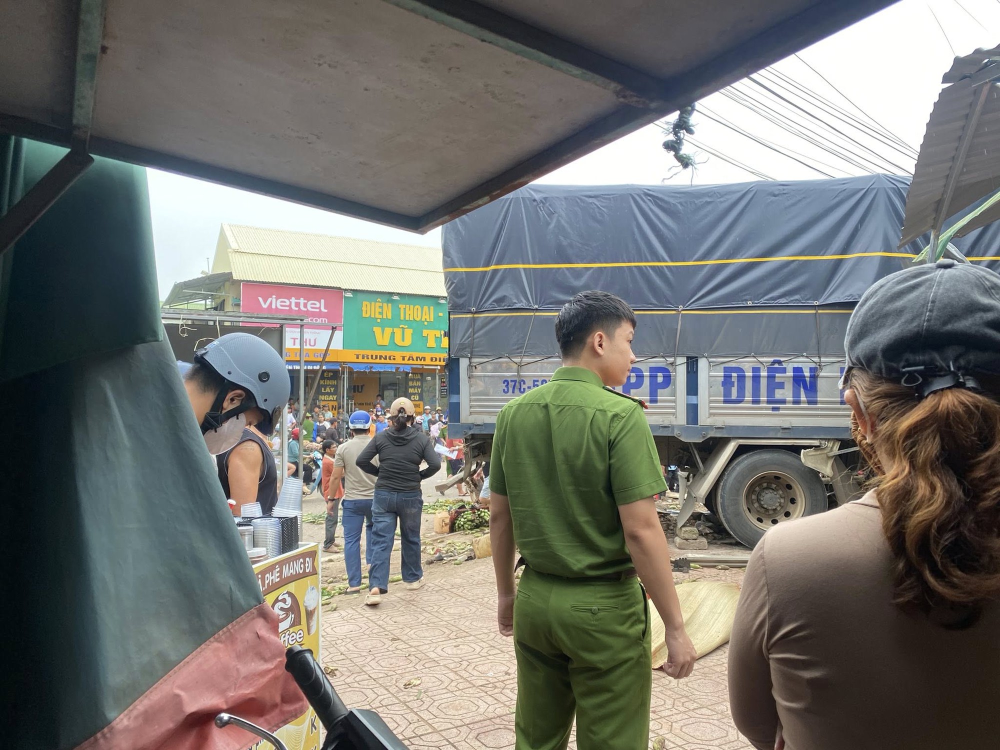 Hiện trường kinh hoàng vụ xe tải lao vào chợ, ít nhất 3 người chết, nhiều người bị thương- Ảnh 8. Hiện trường kinh hoàng vụ xe tải lao vào chợ, ít nhất 3 người chết, nhiều người bị thương- Ảnh 8.