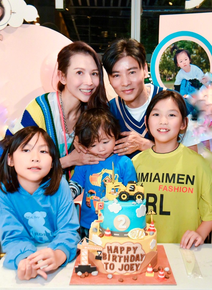 Nữ diễn viên từng bị mẹ "gán" cho tỷ phú, hiện lấy chồng kém tuổi, giàu sang viên mãn, dạy con rất hay- Ảnh 2. Nữ diễn viên từng bị mẹ "gán" cho tỷ phú, hiện lấy chồng kém tuổi, giàu sang viên mãn, dạy con rất hay- Ảnh 2.