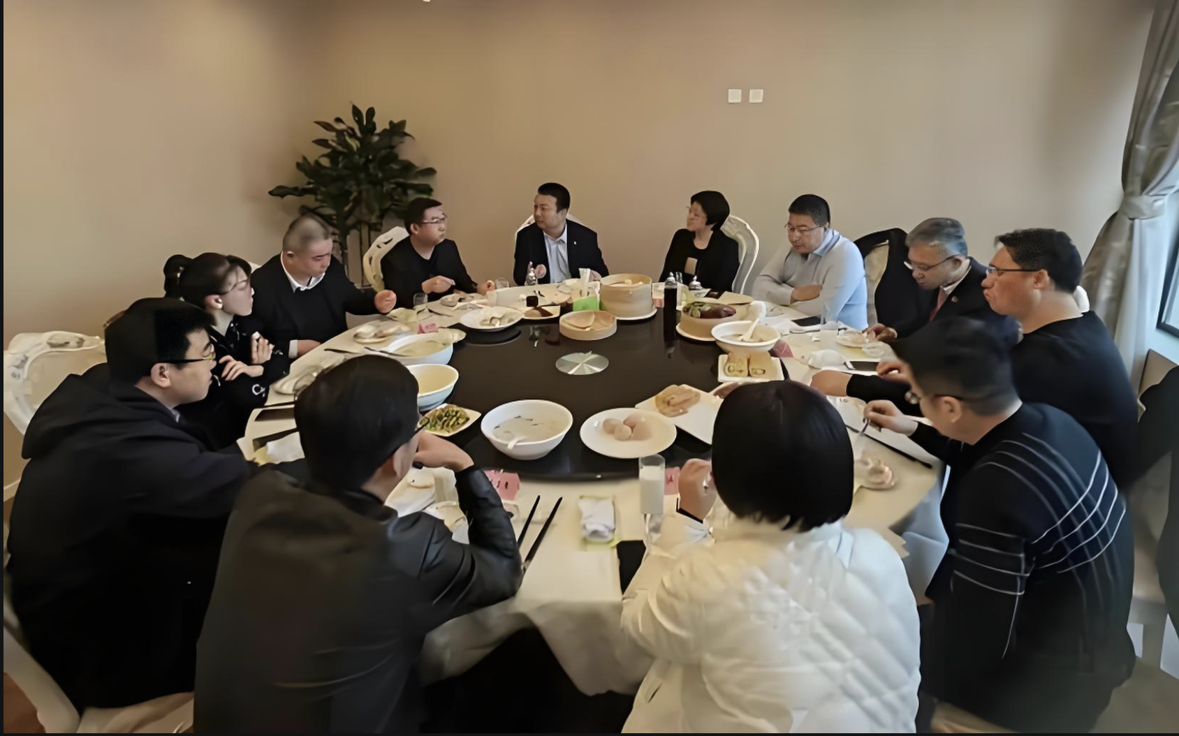 Họp lớp được hỏi lương hưu, tôi trả lời thật 30 triệu đồng/tháng, về phát hiện bị loại khỏi nhóm chat, vợ trách: “Chỉ nên nói 3 triệu”- Ảnh 1.