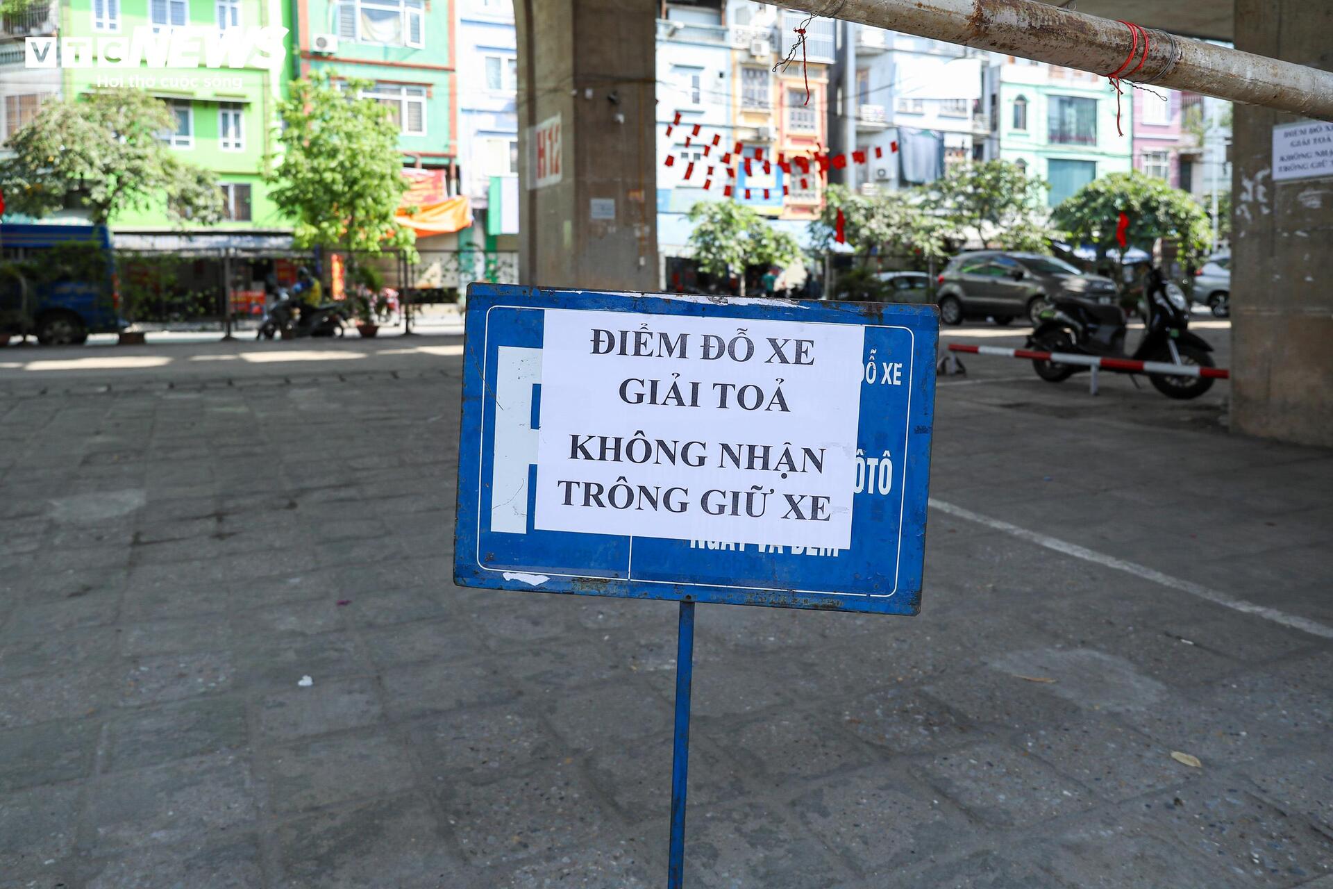 Loạt bãi xe dưới gầm cầu Vĩnh Tuy treo biển 'giải tỏa' sau vụ cháy 500 xe máy- Ảnh 2.