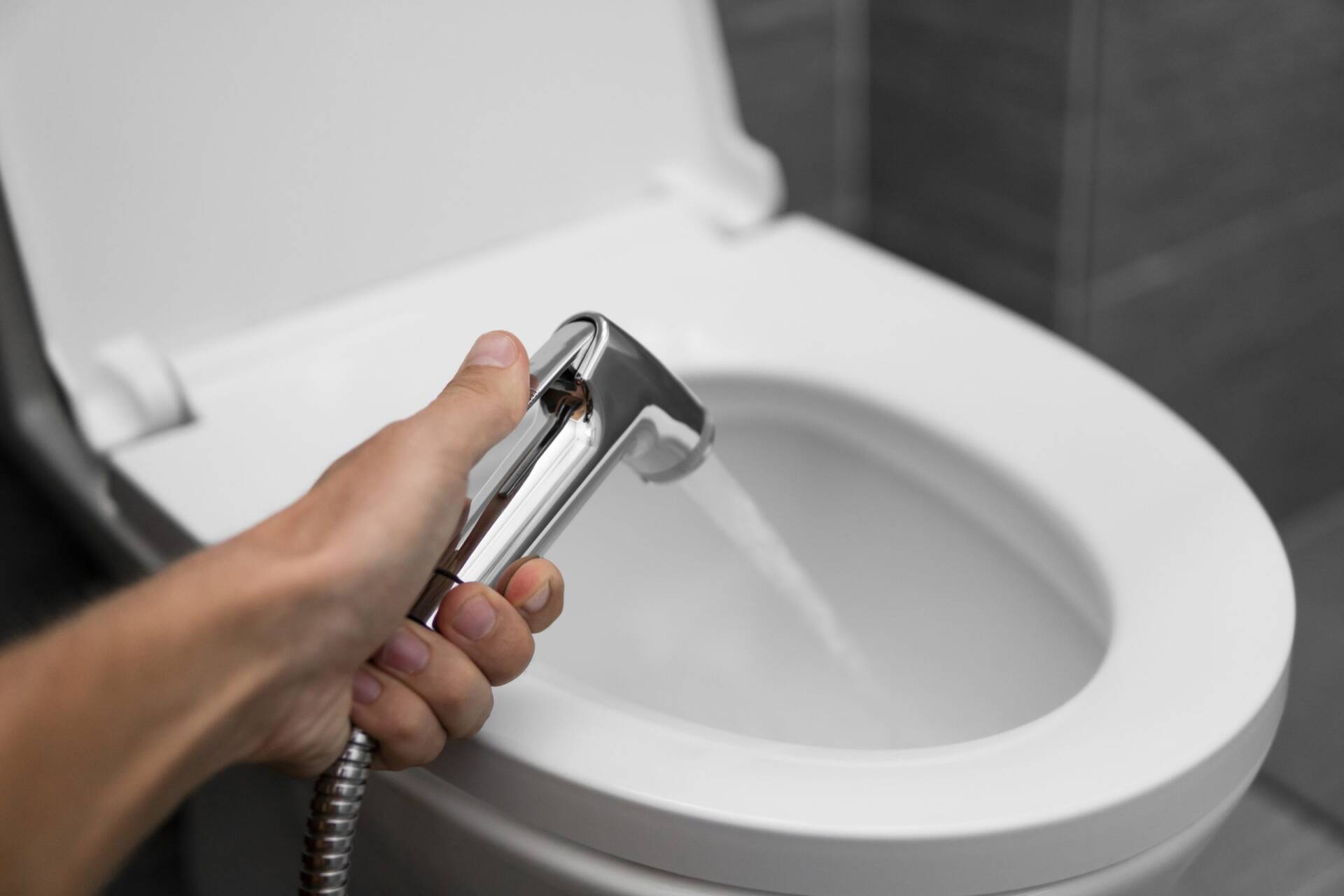 Dùng vòi xịt vệ sinh có gây hại cho sức khỏe? Tiến sĩ Mỹ tiết lộ điều bất ngờ- Ảnh 2.