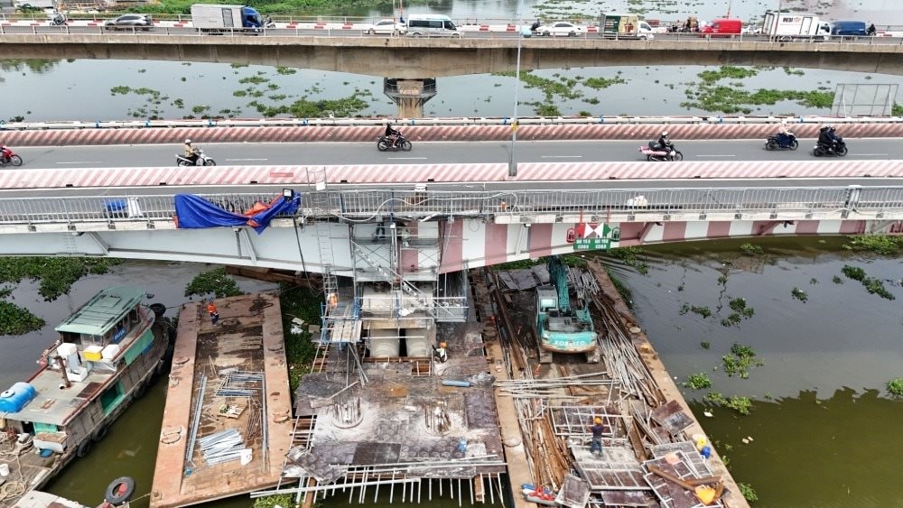 Chưa từng có tiền lệ ở Việt Nam: "Thần đèn" nâng cây cầu nặng 11.000 tấn lên cao thêm 1m, DN nào đứng sau?- Ảnh 1.