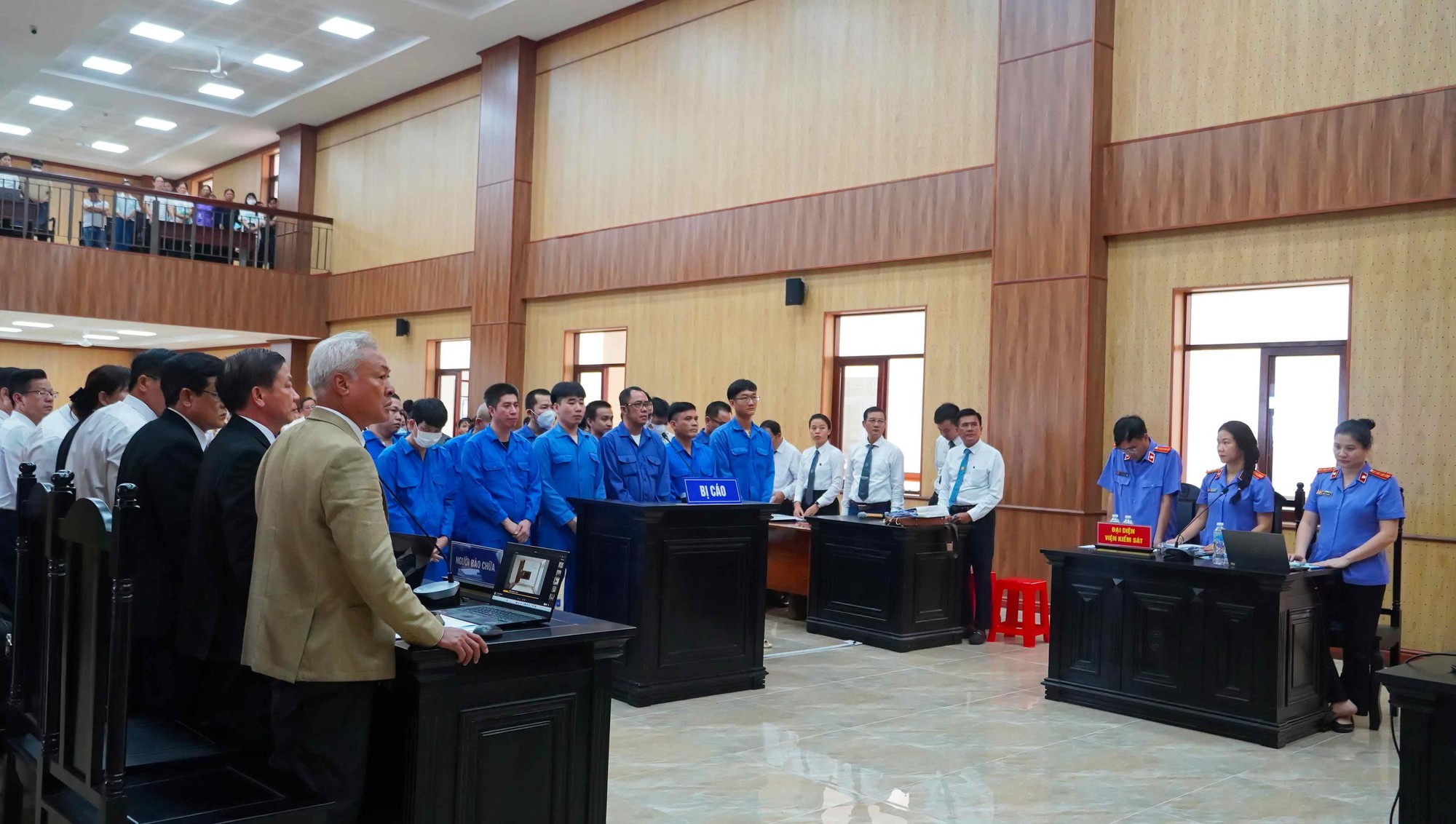 Đang xét xử hàng loạt cựu công chức trong vụ án "hô biến" 250.000 m² đất công thành đất tư- Ảnh 2. Đang xét xử hàng loạt cựu công chức trong vụ án "hô biến" 250.000 m² đất công thành đất tư- Ảnh 2.