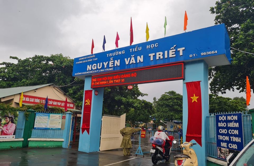 Vụ nghi ngộ độc thực phẩm ở một trường tiểu học tại TP HCM: Nhà trường báo cáo gì?- Ảnh 1.