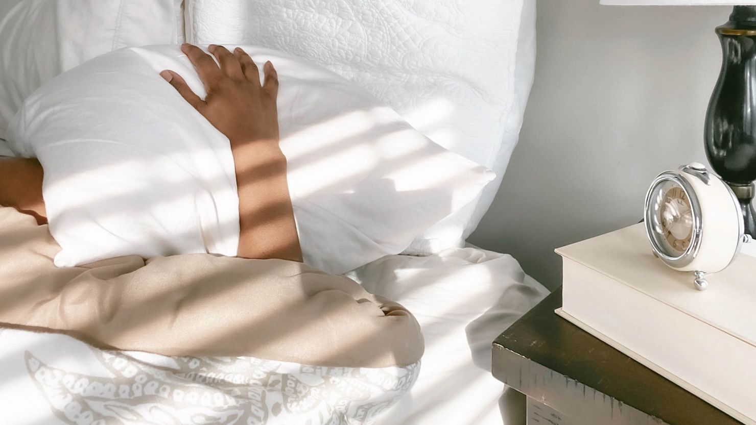 Đột quỵ hay "để mắt" tới những người có thói quen này lúc đi ngủ, kể cả khi họ đã ngủ đủ giấc- Ảnh 1.