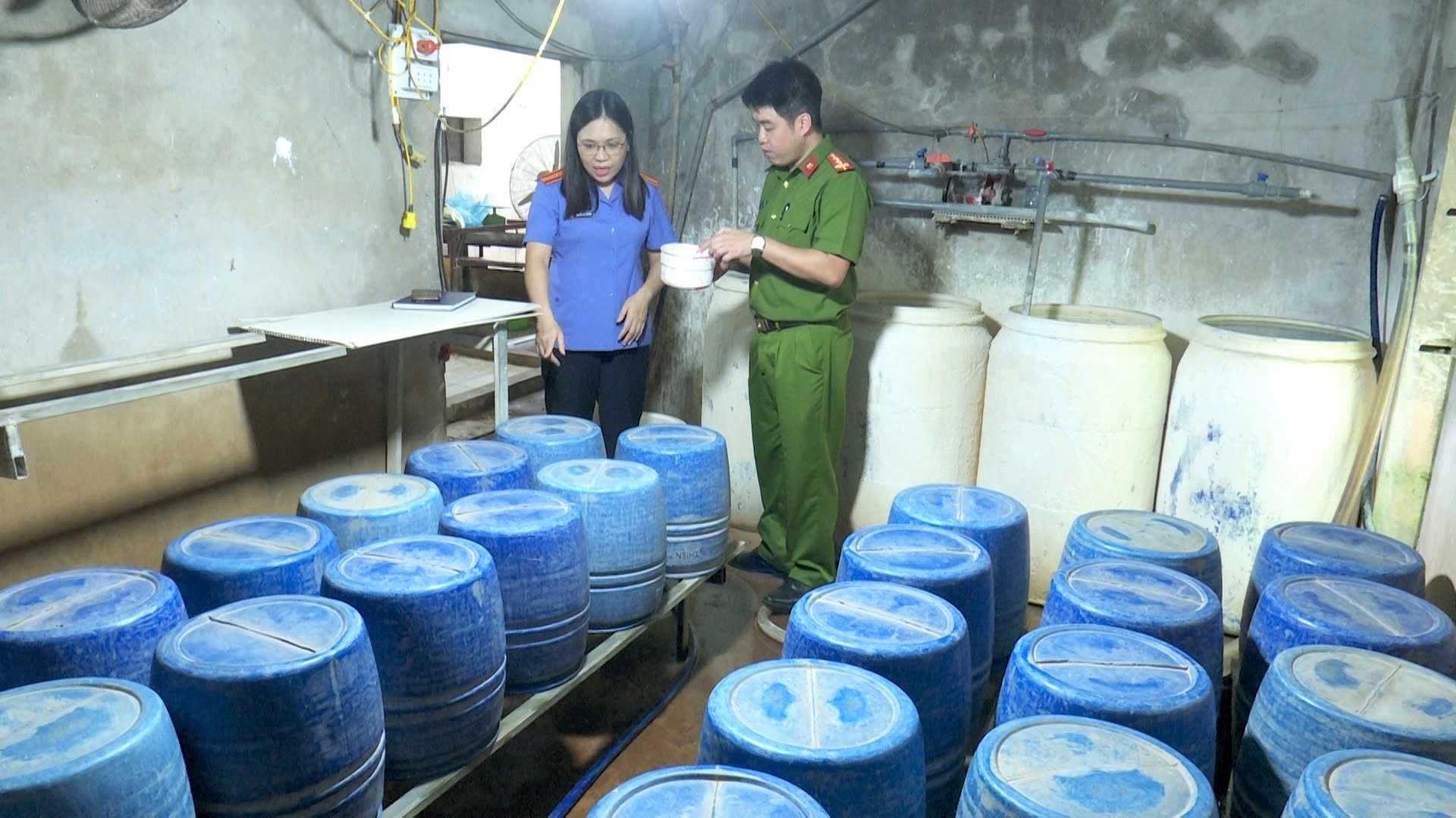 Công an đột kích xưởng sản xuất giá đỗ, phát hiện 1,4 tấn giá đang được "tắm" trong "nước kẹo" giúp phát triển thần tốc- Ảnh 1. Công an đột kích xưởng sản xuất giá đỗ, phát hiện 1,4 tấn giá đang được "tắm" trong "nước kẹo" giúp phát triển thần tốc- Ảnh 1.