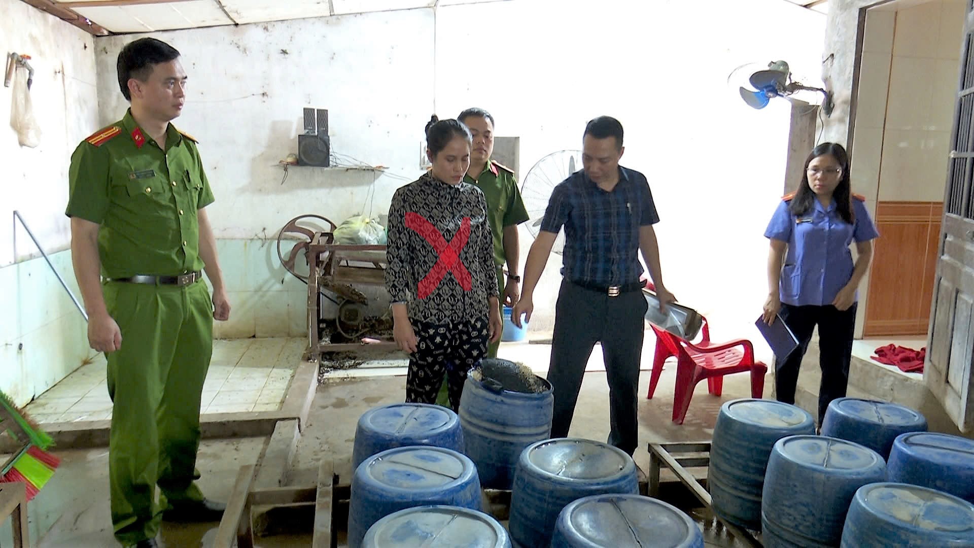 Công an đột kích xưởng sản xuất giá đỗ, phát hiện 1,4 tấn giá đang được "tắm" trong "nước kẹo" giúp phát triển thần tốc- Ảnh 2. Công an đột kích xưởng sản xuất giá đỗ, phát hiện 1,4 tấn giá đang được "tắm" trong "nước kẹo" giúp phát triển thần tốc- Ảnh 2.