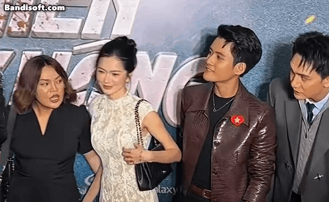 Nam chính Mưa Đỏ lần đầu chạm mặt người yêu cũ tại sự kiện, lộ thái độ khiến cả cõi mạng tiếc đứt ruột- Ảnh 3. Nam chính Mưa Đỏ lần đầu chạm mặt người yêu cũ tại sự kiện, lộ thái độ khiến cả cõi mạng tiếc đứt ruột- Ảnh 3.