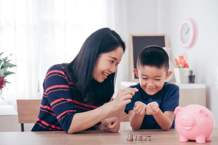 Cha mẹ khôn ngoan dạy con tài chính từ “vỡ lòng”: Những bài học tiền bạc theo từng lứa tuổi- Ảnh 4.