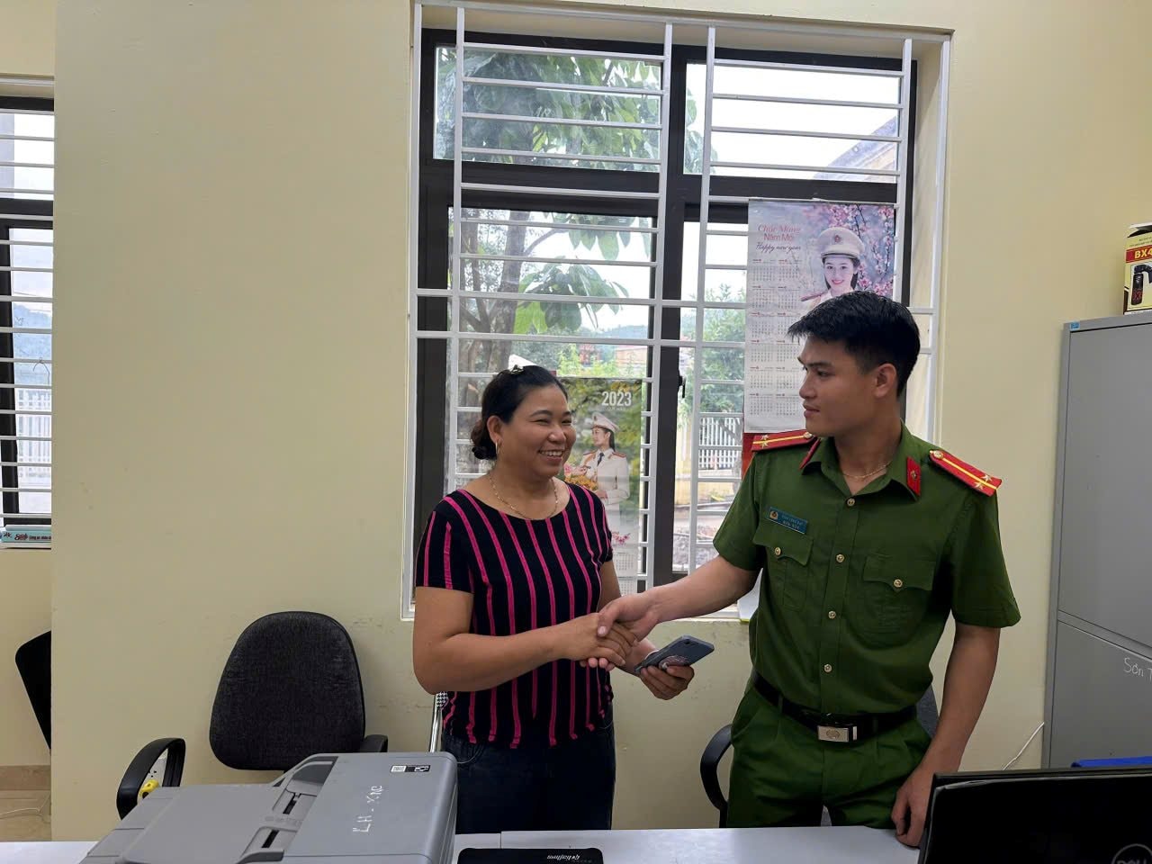 Người phụ nữ chuyển khoản thành công 7,6 triệu đồng vào 1 tài khoản BIDV lúc mua thuốc: Công an cùng ngân hàng vào cuộc xác minh- Ảnh 1.