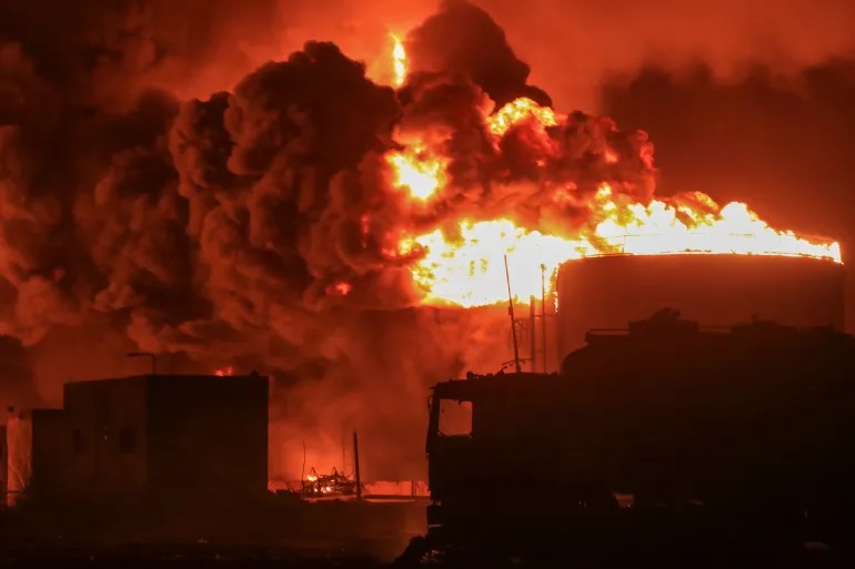 Nóng ở biển Đỏ: Israel không kích cảng Yemen để đáp trả Houthi- Ảnh 1.