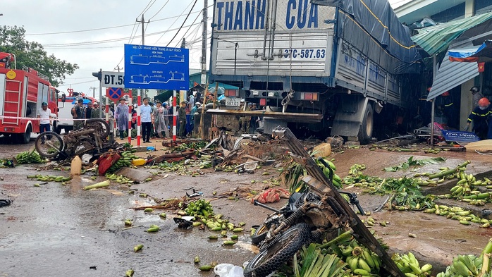 Hiện trường kinh hoàng vụ xe tải lao vào chợ, ít nhất 3 người chết, nhiều người bị thương- Ảnh 1. Hiện trường kinh hoàng vụ xe tải lao vào chợ, ít nhất 3 người chết, nhiều người bị thương- Ảnh 1.
