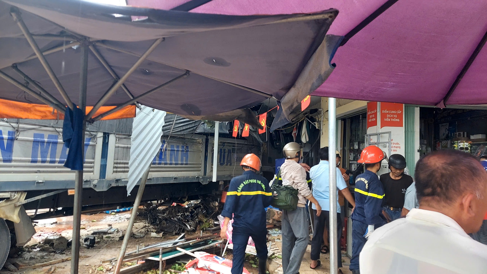 Hiện trường kinh hoàng vụ xe tải lao vào chợ, ít nhất 3 người chết, nhiều người bị thương- Ảnh 2. Hiện trường kinh hoàng vụ xe tải lao vào chợ, ít nhất 3 người chết, nhiều người bị thương- Ảnh 2.