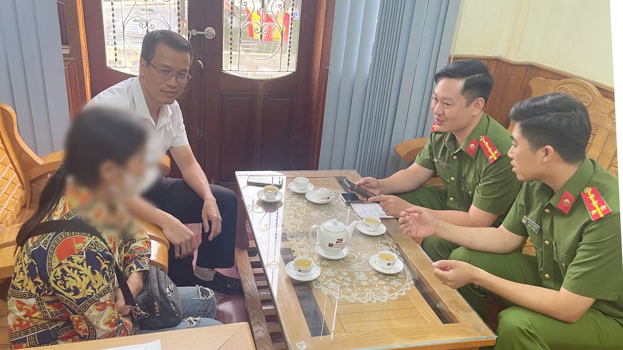 Tin lời bạn trên Tiktok, người phụ nữ đến ngân hàng chuyển 100 triệu để nhận quà, nhân viên Agribank thấy bất thường liền báo công an- Ảnh 1.