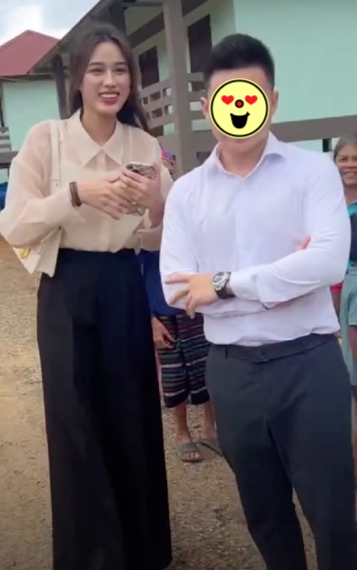 Nhìn 1 chi tiết trong bức ảnh bị chụp lén mới hiểu vì sao Đỗ Thị Hà được chọn làm dâu hào môn!- Ảnh 3.