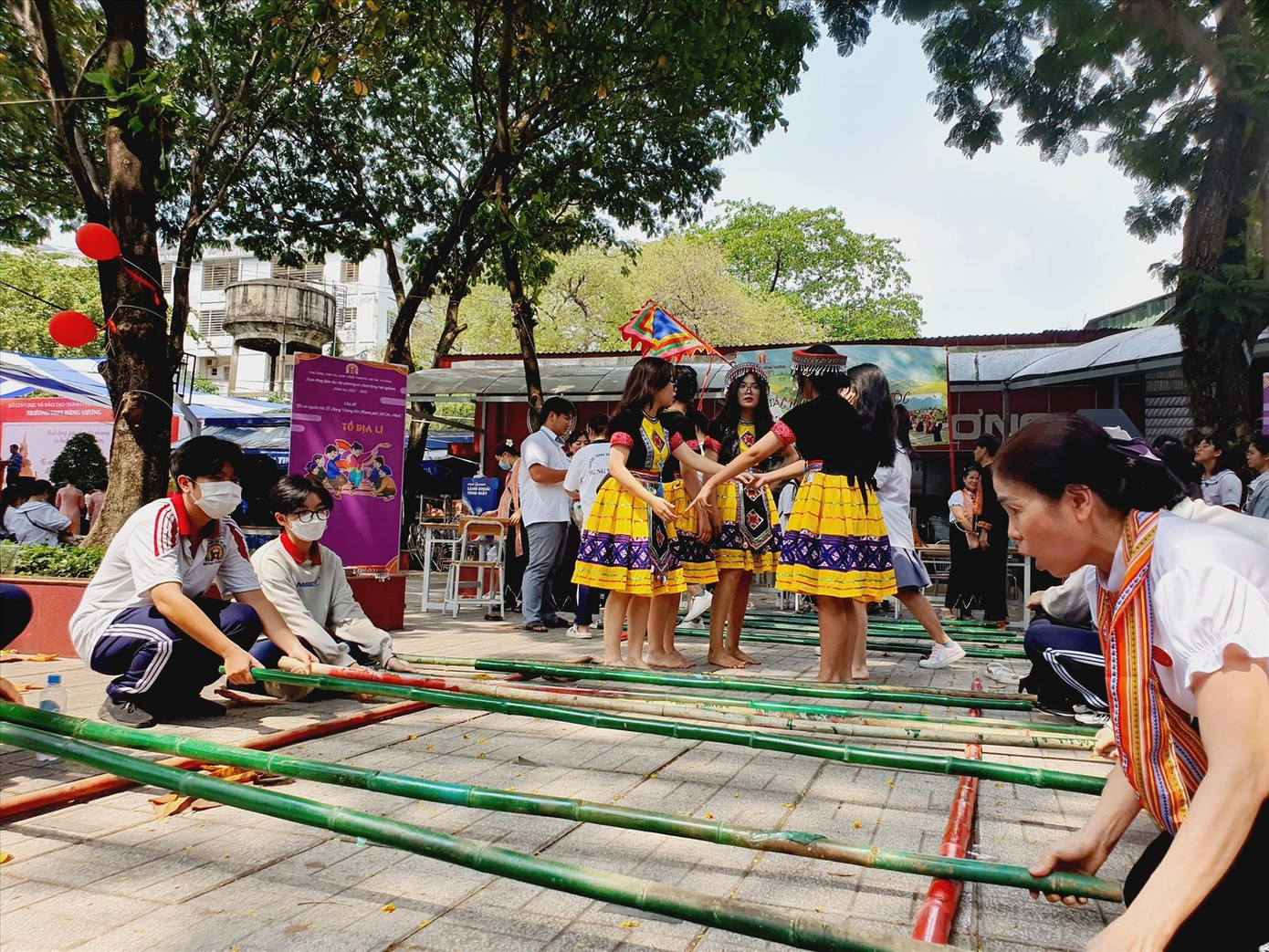 16 trường ở TPHCM có thể cấm học sinh sử dụng điện thoại giờ ra chơi từ tháng 10- Ảnh 2.