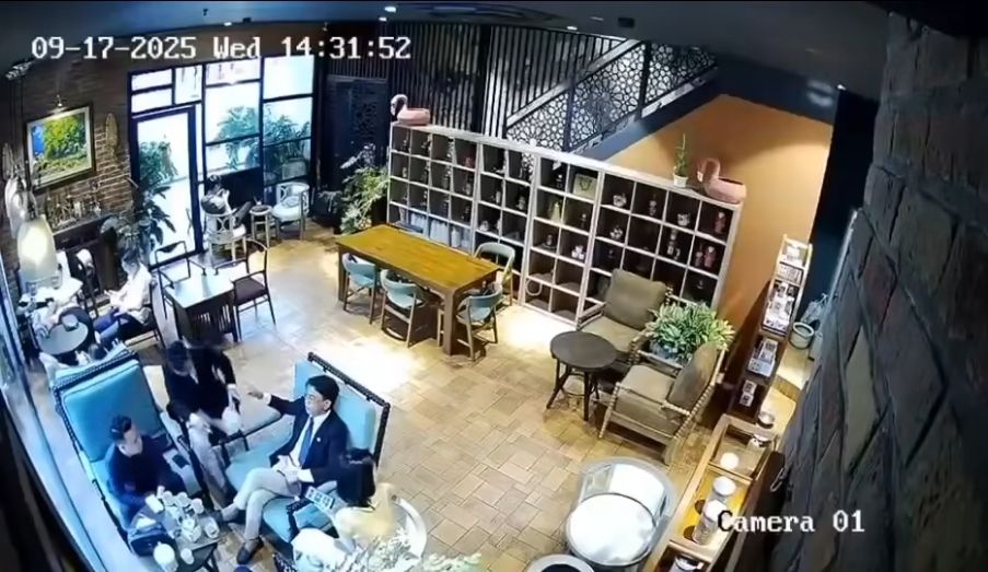 “Tổng tài” ra hiệu lệnh đánh nhân viên quán cà phê nắm trong tay công ty "khủng" cỡ nào?- Ảnh 2.