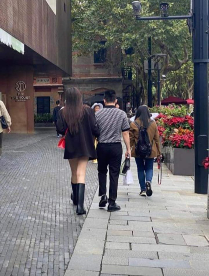 Nhìn 1 chi tiết trong bức ảnh bị chụp lén mới hiểu vì sao Đỗ Thị Hà được chọn làm dâu hào môn!- Ảnh 2.