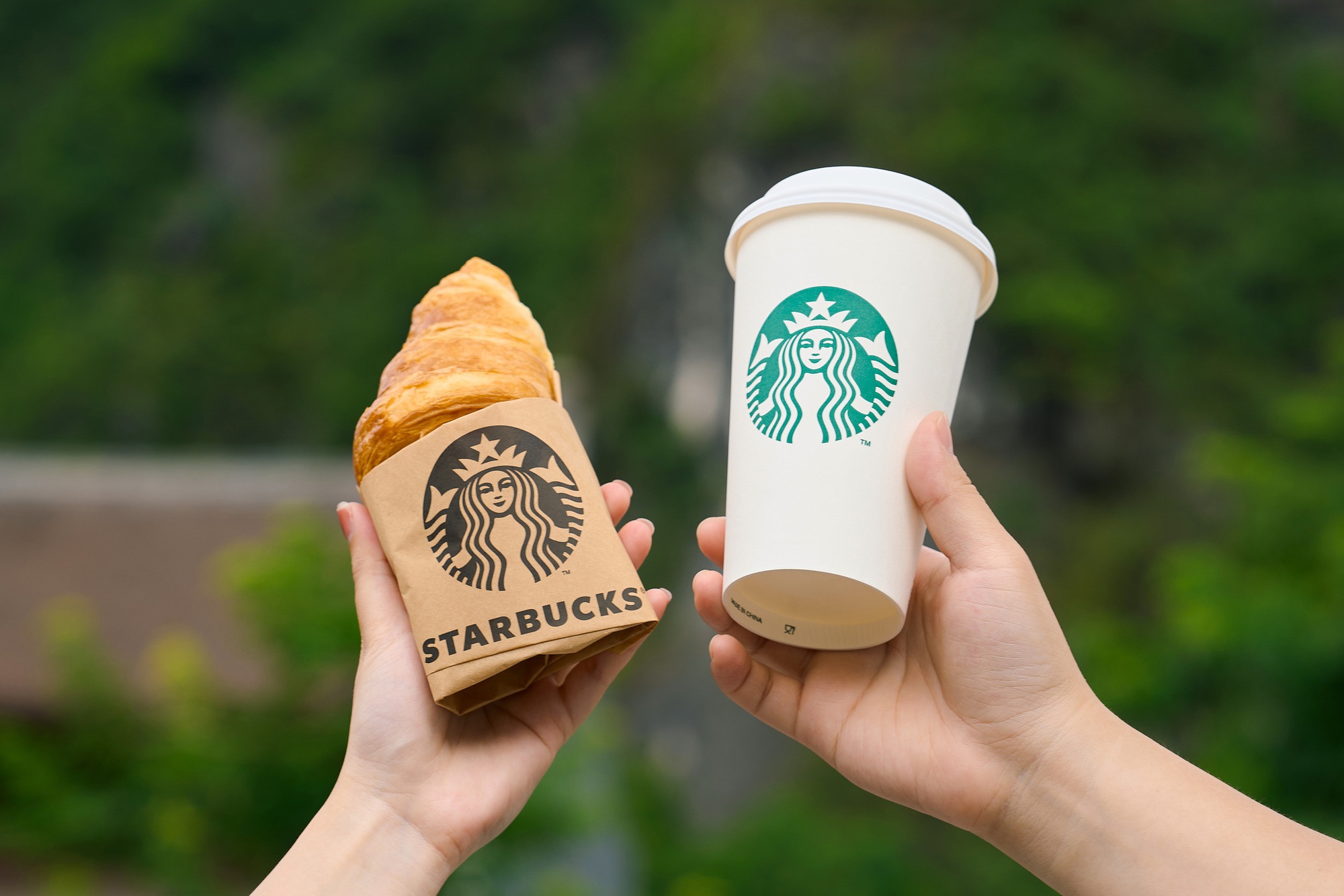 Starbucks lại gây sốt với chi nhánh mới nằm giữa núi non, khung cảnh khiến dân tình trầm trồ: 