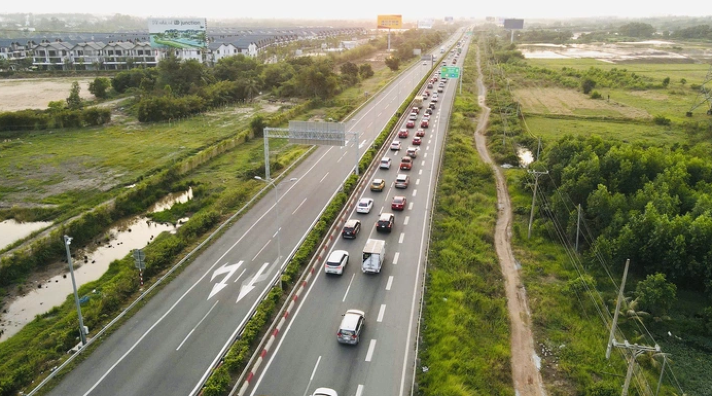 Từ hôm nay, xe khách trên 29 chỗ, xe tải trên 7,5 tấn không đi vào làn 1 ở cao tốc- Ảnh 1.