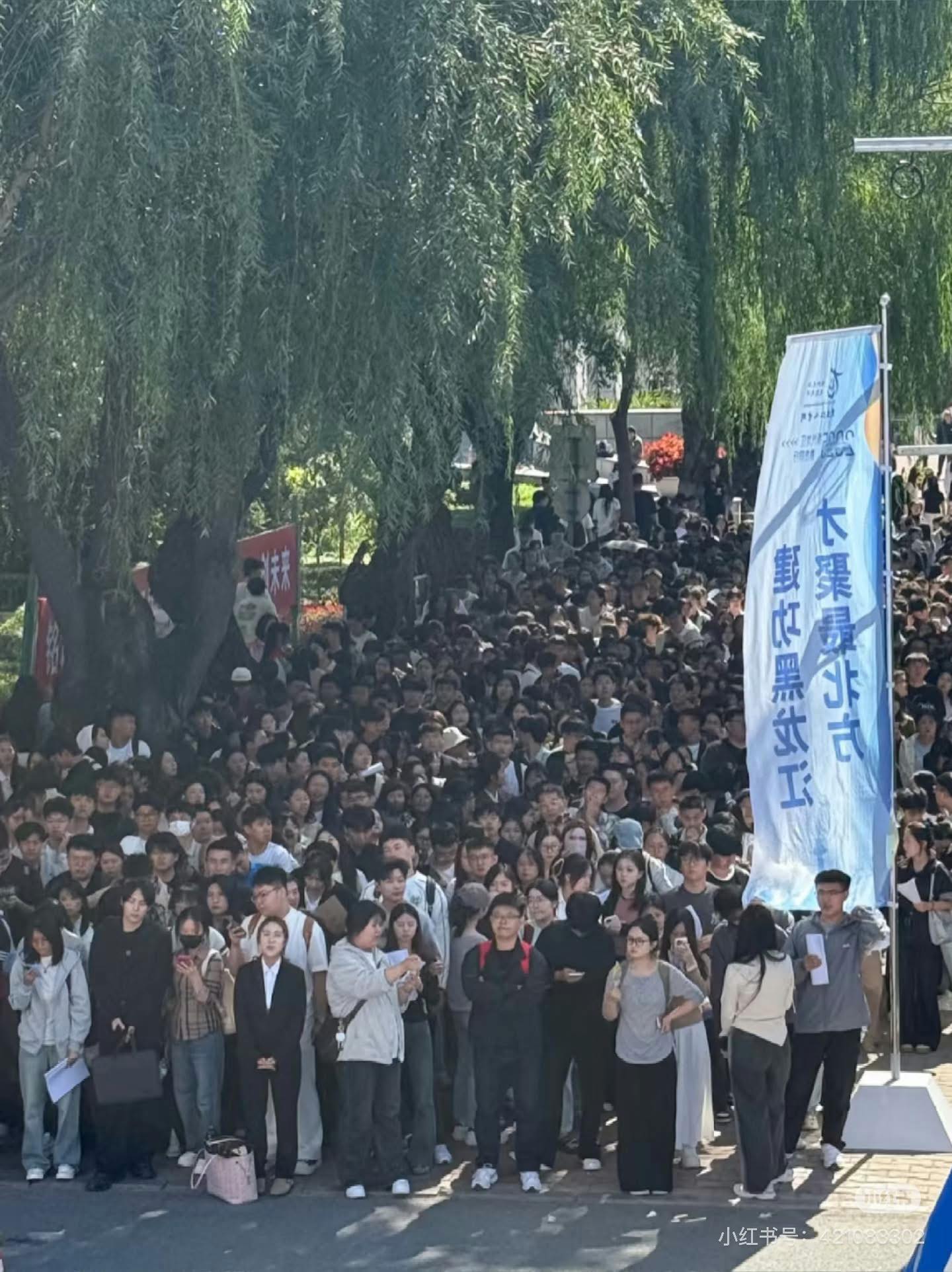 Bức ảnh được cư dân mạng truyền tay nhau nhiều nhất ngày hôm nay: Chưa bao giờ thấy cuộc sống áp lực như vậy!- Ảnh 1. Bức ảnh được cư dân mạng truyền tay nhau nhiều nhất ngày hôm nay: Chưa bao giờ thấy cuộc sống áp lực như vậy!- Ảnh 1.