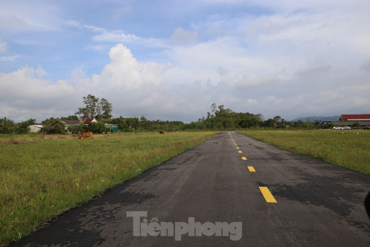 Cảnh tượng ‘cò đất’ ùn ùn đổ về, ô tô đậu kín đường làng sau công bố quy hoạch- Ảnh 7.